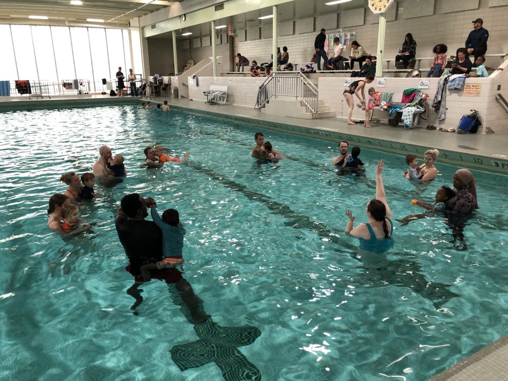 Group of parents and children in Swimming Classes